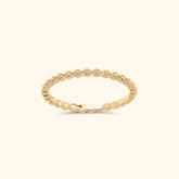 Goudkleurige stapelring van gold plated messing met een patroon van kleine bolletjes rondom de band.